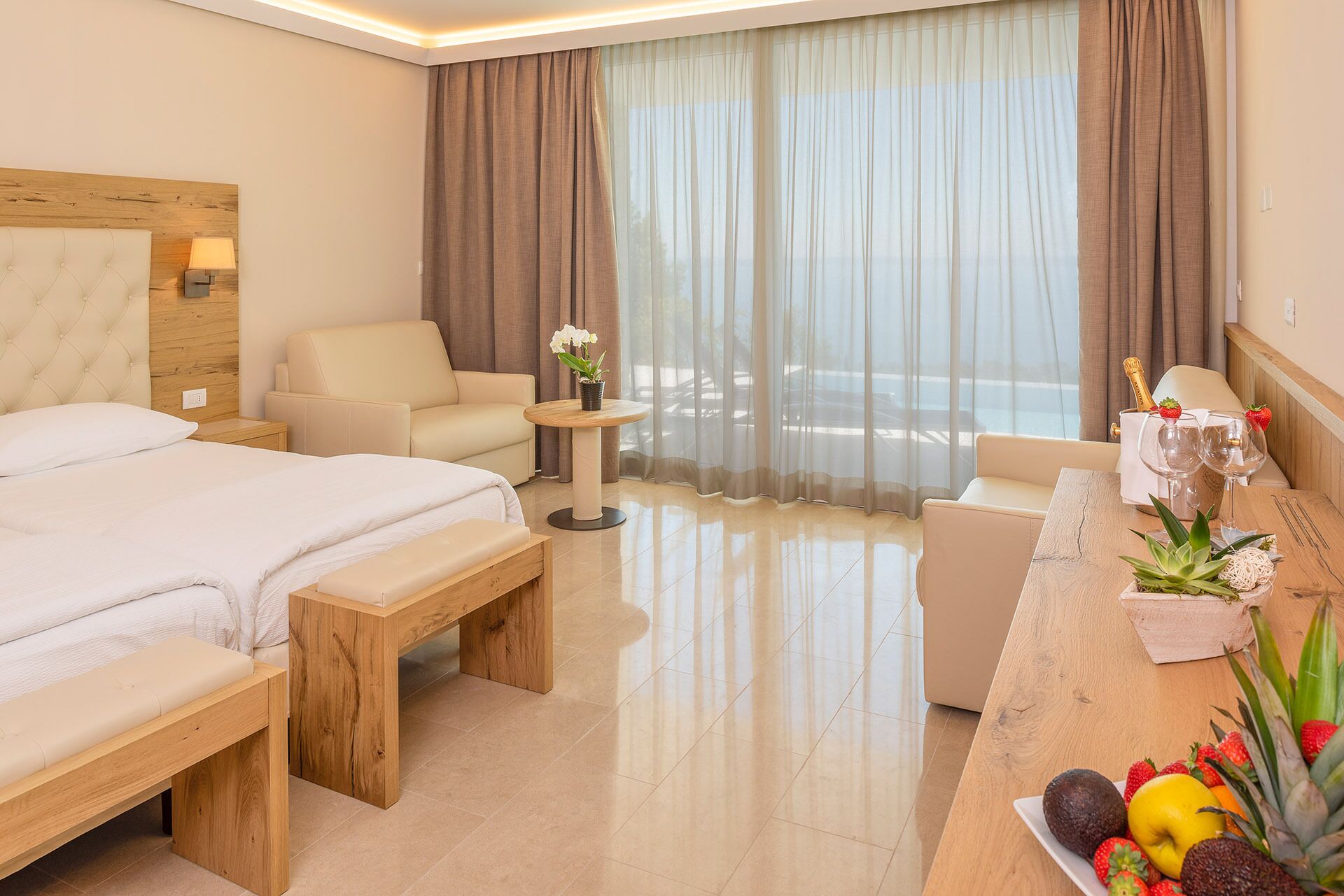 套房, 使用泳池, 湖景 | 迷你吧、客房内保险箱、办公桌、免费 WiFi