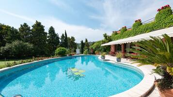 Outdoor pool, pool umbrellas, sun loungers