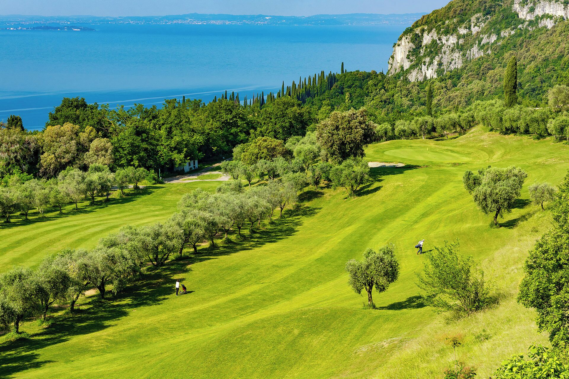 Campo de golf con vistas al mar y un acantilado costero.