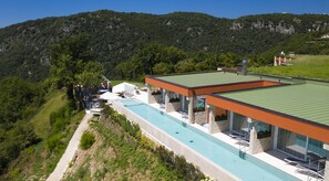 Piscine extérieure, parasols de plage, chaises longues