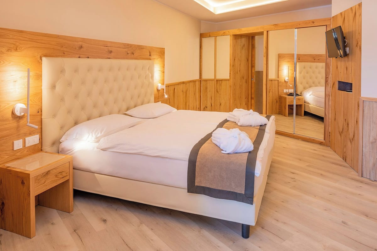 Suite, Lake View | 1 slaapkamer, een minibar, een kluis op de kamer, een bureau
