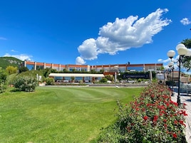 Un hotel con un amplio espacio exterior, piscina y restaurante.