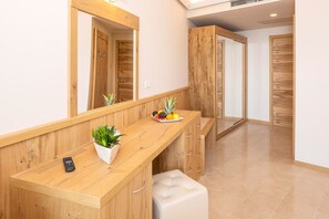 Minibar, coffres-forts dans les chambres, bureau, Wi-Fi gratuit