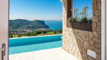 Suite, Poolzugang, Seeblick | Ausblick vom Zimmer