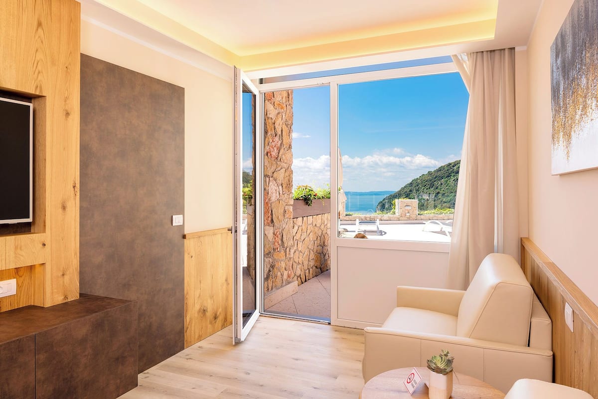 Minibar, coffres-forts dans les chambres, bureau, Wi-Fi gratuit