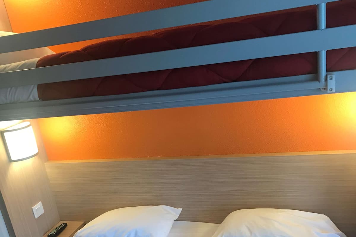Phòng Tiêu chuẩn, nhiều giường (1 Double and 1 Single bed) | Bàn, khu vực làm việc phù hợp cho laptop, màn/rèm cản sáng 