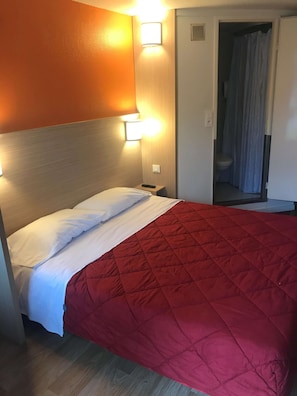 Quarto standard, 1 cama de casal | Escrivaninha, espaço de trabalho para notebook, cortinas blackout