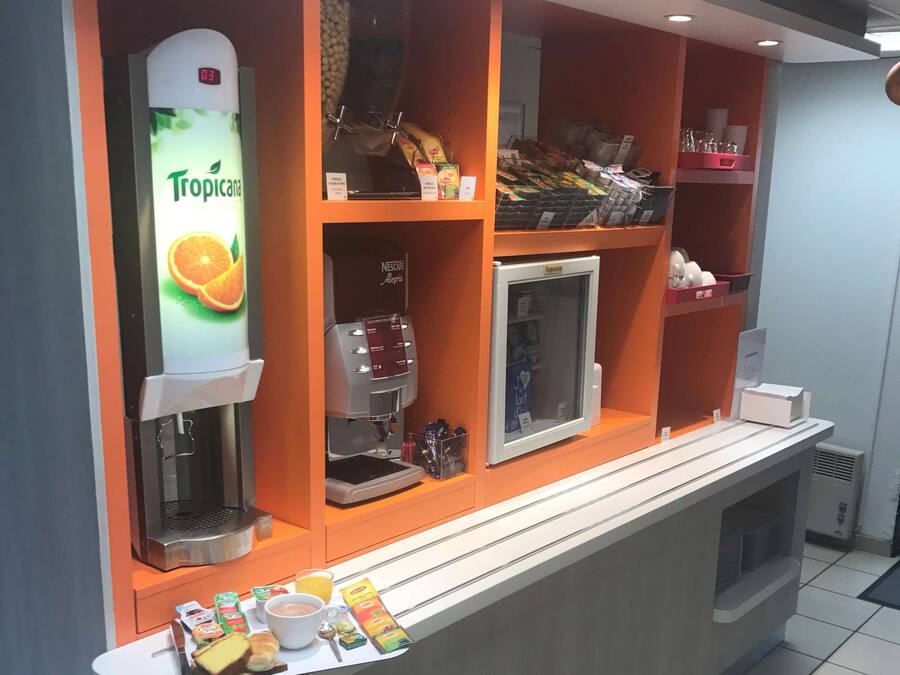 Tägliches Frühstücksbuffet (6.90 EUR pro Person)