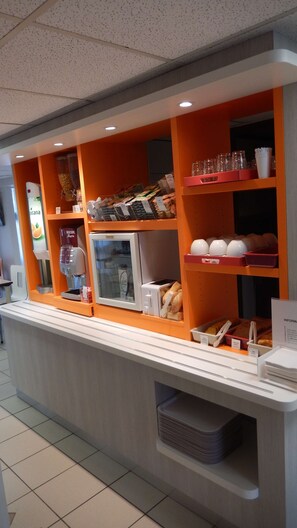 Petit déjeuner buffet (6.90 EUR par personne)