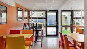 Breakfast area - Premiere Classe Bethune - Fouquières Les Béthune (Fouquieres-les-Bethune)