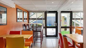 Frukostbuffé varje dag (EUR 6.20 per person)