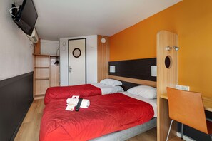 Standardzimmer, 2 Einzelbetten | Schreibtisch, laptopgeeigneter Arbeitsplatz, Verdunkelungsvorhänge