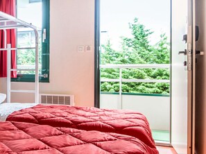 Habitación estándar, 2 camas individuales | Escritorio, cortinas blackout y tabla de planchar con plancha