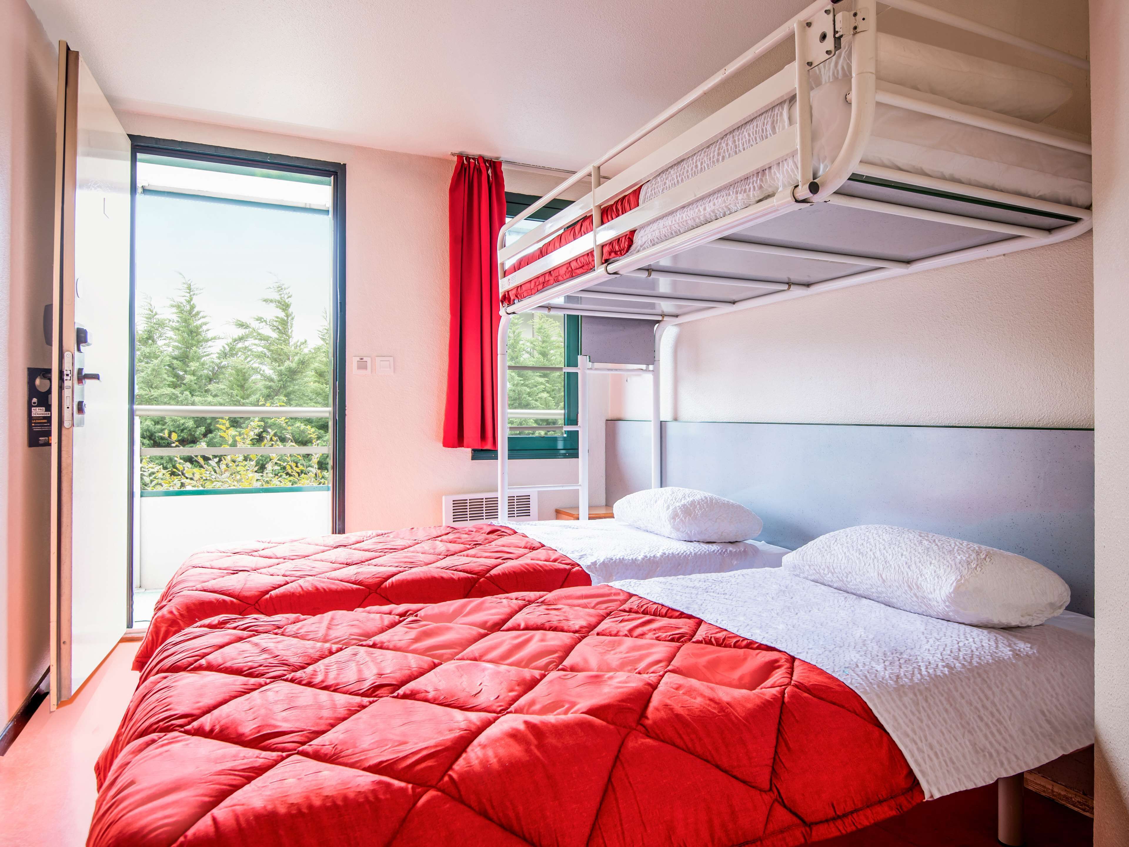 标准房, 3 张单人床 | 办公桌、遮光窗帘、熨斗/熨板、免费 WiFi