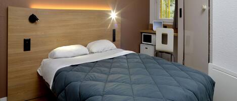 Habitación estándar, 1 cama matrimonial | Escritorio, espacio para trabajar con laptop y cortinas blackout