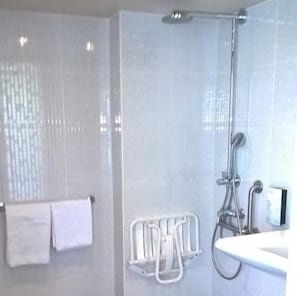 Dusche, umweltfreundliche Kosmetikartikel, Handtücher