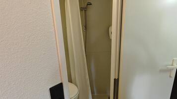 Dusche, umweltfreundliche Kosmetikartikel, Handtücher