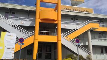 A hotel entrance with a sign reading "HOTEL PREMIERE CLASSE".
