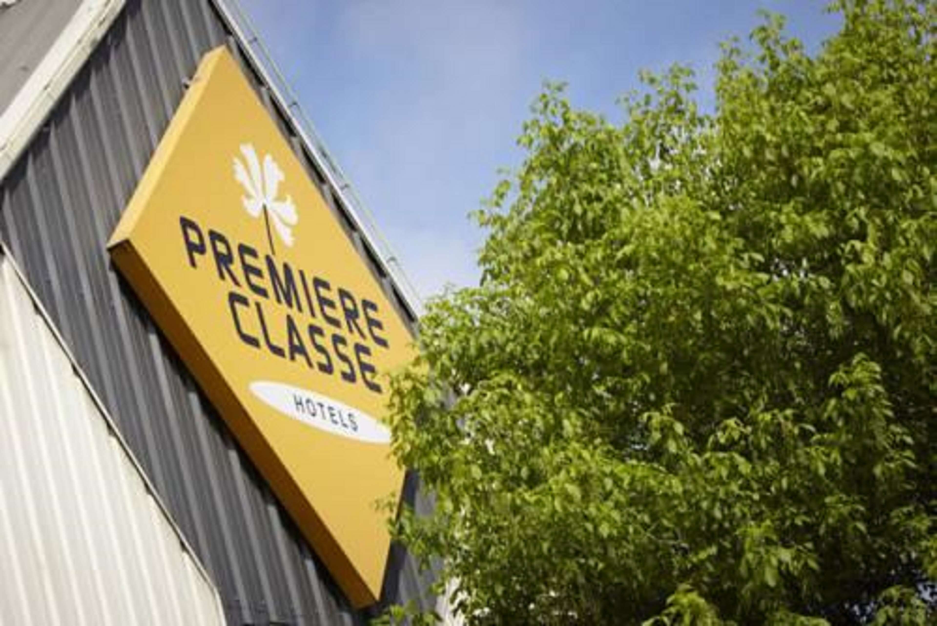 Un cartell d'hotel amb el nom "PREMIERE CLASSE" i un logotip.