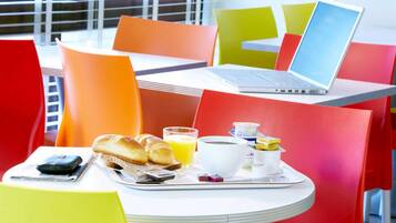 Esmorzar diari d'estil bufet (5.90 EUR per persona)