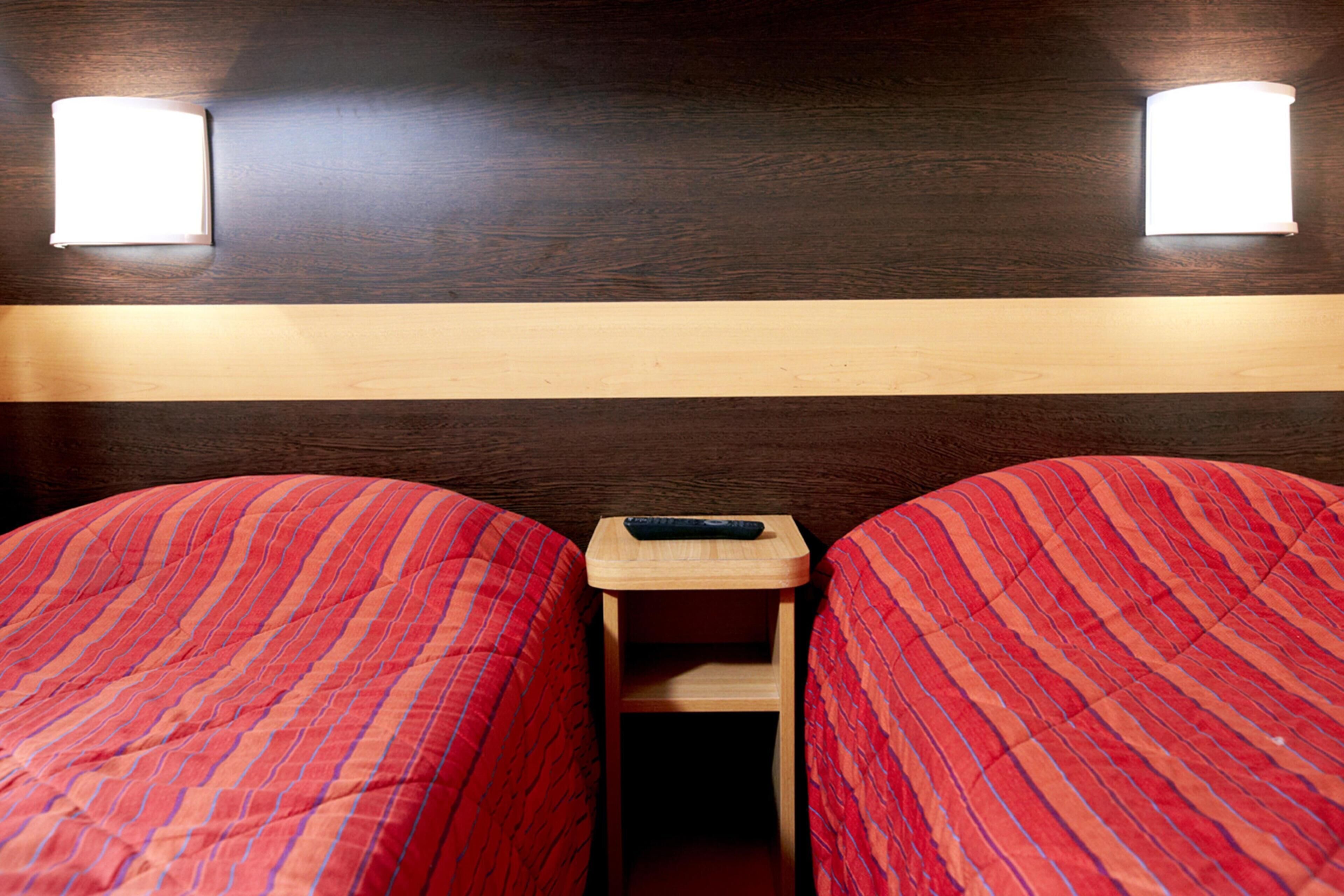 Escritorio, cortinas blackout y tabla de planchar con plancha 