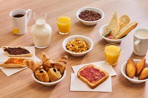 Daily buffet breakfast (EUR 6.20 per person) - Premiere Classe Lille Ouest - Lomme (Lille)