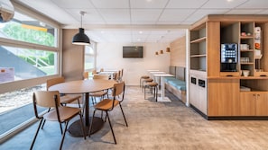 Daily buffet breakfast for a fee - Premiere Classe Lille Ouest - Lomme (Lille)
