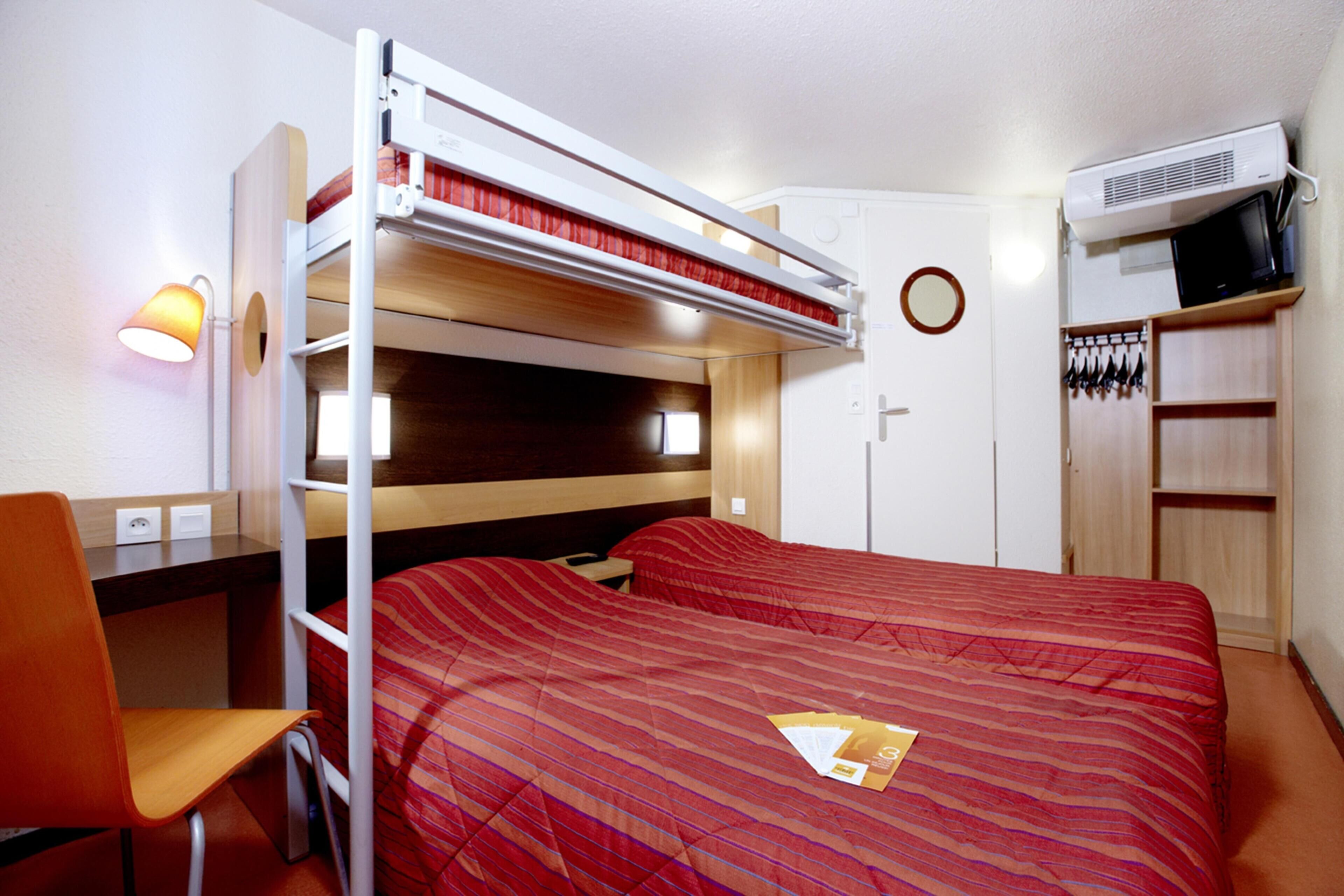 Escritorio, cortinas blackout y tabla de planchar con plancha 