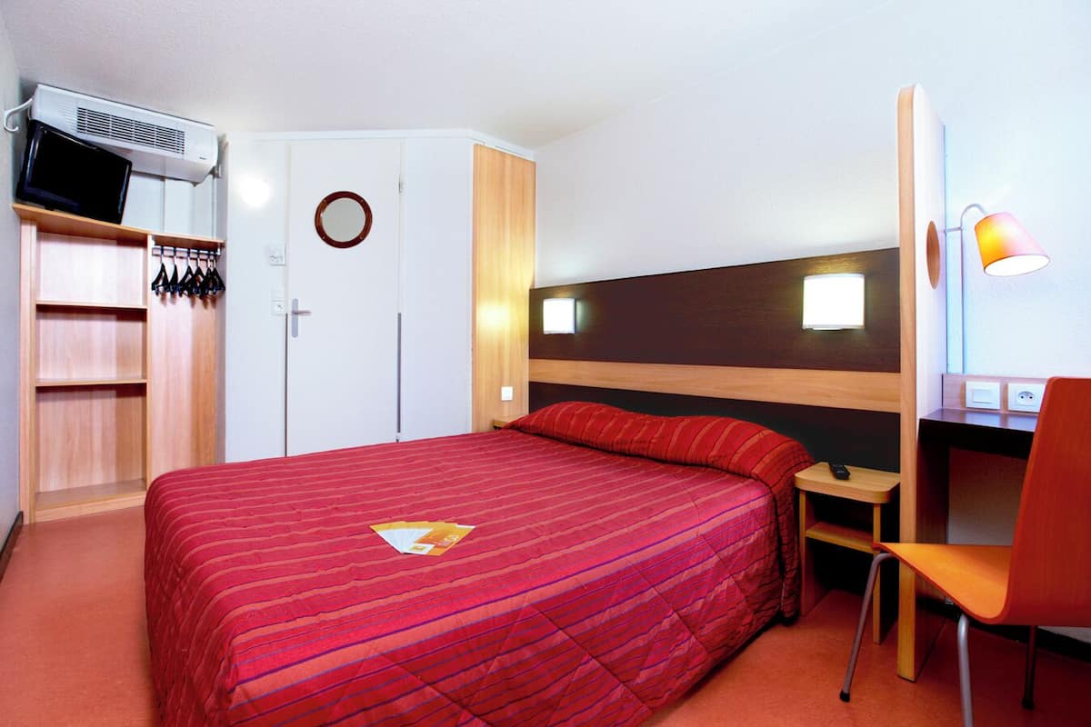 Standard Room, 1 Double Bed | Desk, blackout drapes, iron/ironing board, free cribs/infant beds