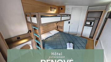 Bureau, espace de travail pour ordinateur portable, rideaux occultants