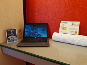 Bureau, espace de travail pour ordinateur portable, rideaux occultants