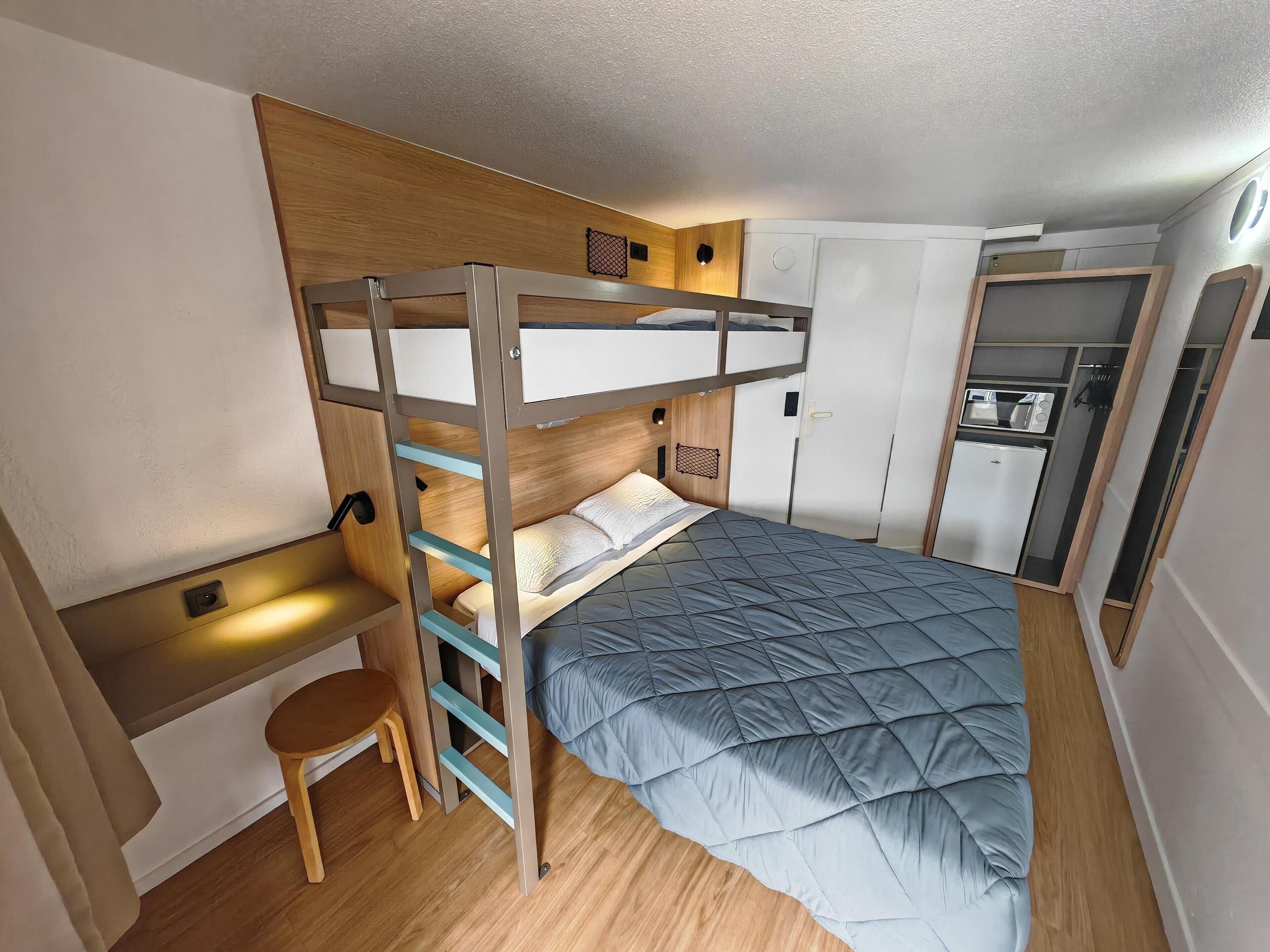 Chambre Standard, plusieurs lits (1 Double and 1 Single bed) | Bureau, espace de travail pour ordinateur portable, rideaux occultants