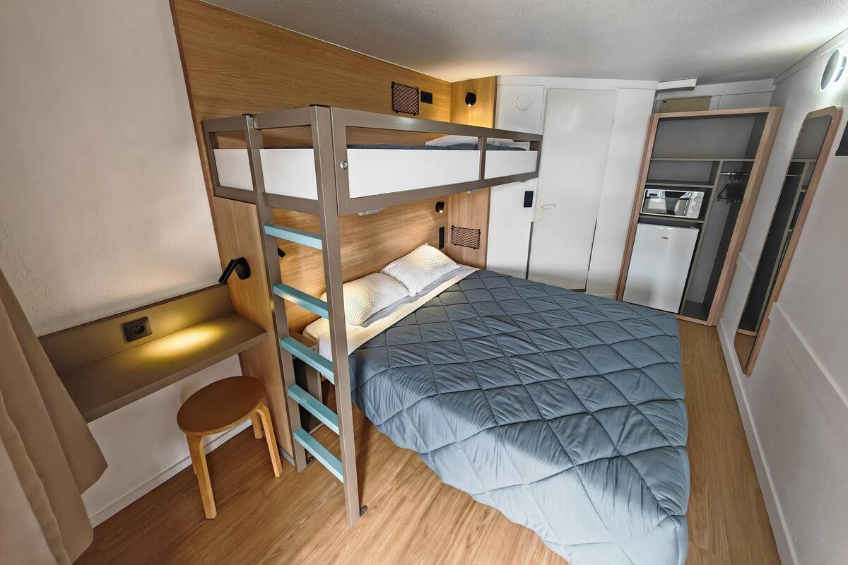 Chambre Standard, plusieurs lits (1 Double and 1 Single bed) | Bureau, espace de travail pour ordinateur portable, rideaux occultants