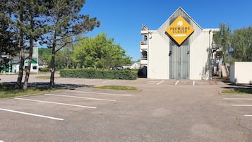 Estacionamiento en las instalaciones