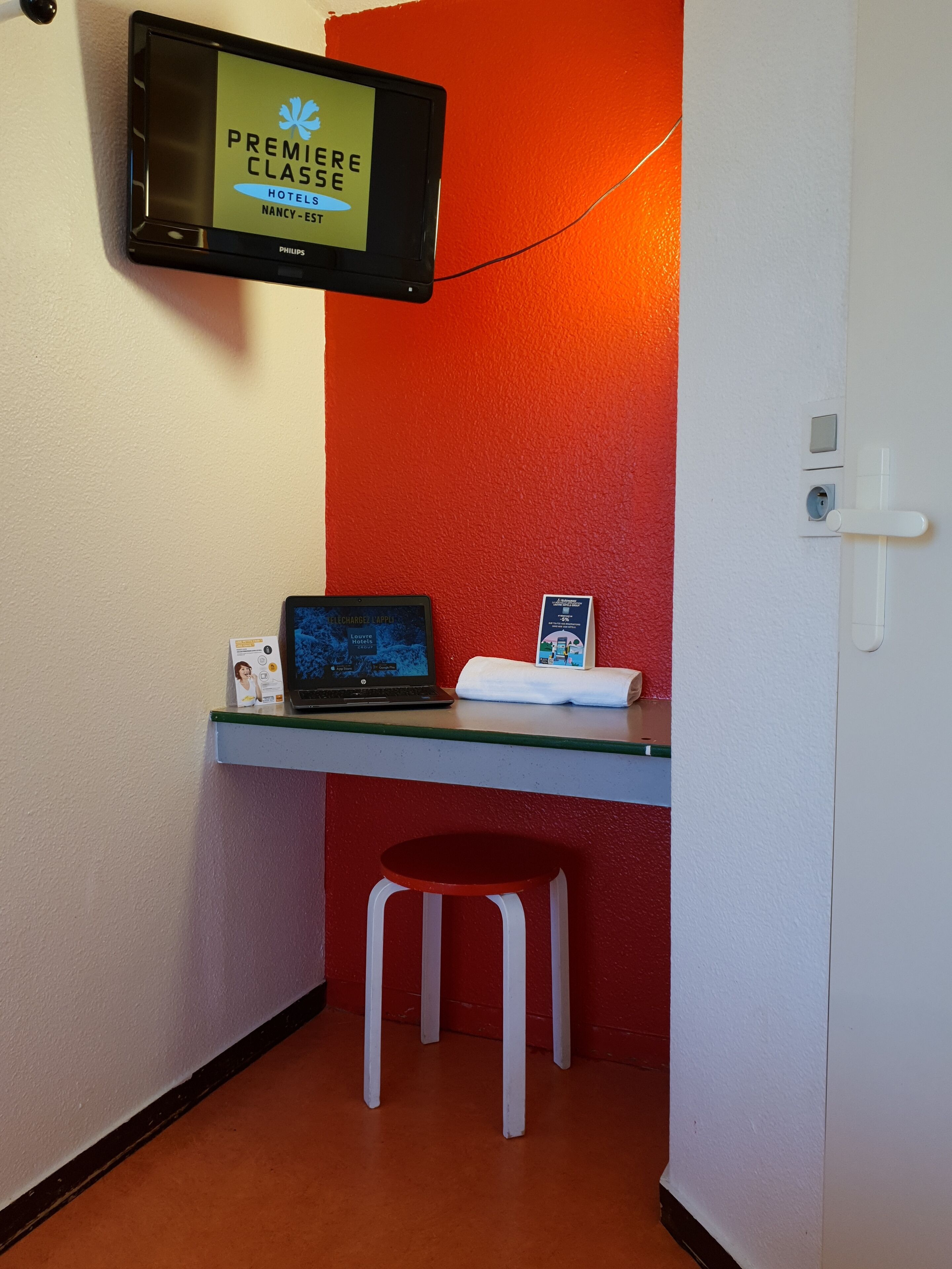 Bureau, espace de travail pour ordinateur portable, rideaux occultants