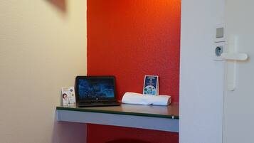 Bureau, espace de travail pour ordinateur portable, rideaux occultants