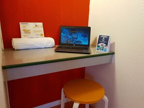 Schreibtisch, laptopgeeigneter Arbeitsplatz, Verdunkelungsvorhänge