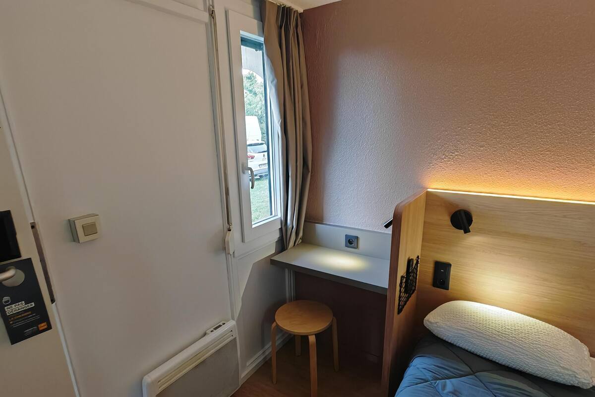 Bureau, espace de travail pour ordinateur portable, rideaux occultants