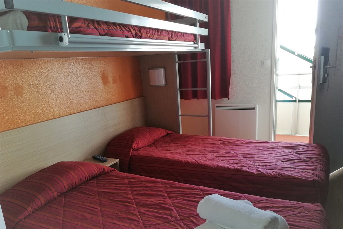 Habitación triple estándar, no fumadores, balcón | Escritorio y espacio para trabajar con un portátil