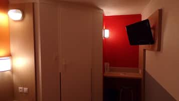 Standardzimmer, 1 Queen-Bett | Schreibtisch, laptopgeeigneter Arbeitsplatz, schallisolierte Zimmer