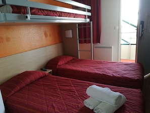 Chambre Standard, 3 lits une place | Bureau, espace de travail pour ordinateur portable