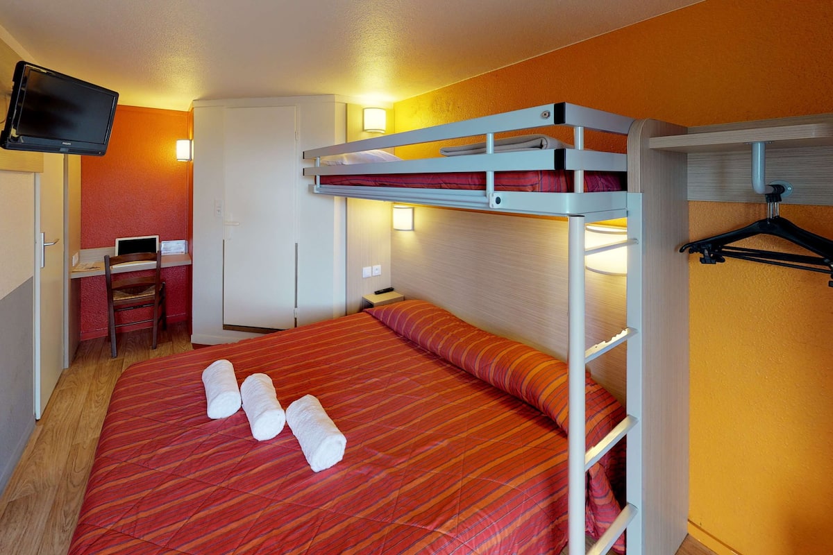Chambre Standard, plusieurs lits (1 Double and 1 Single bed)