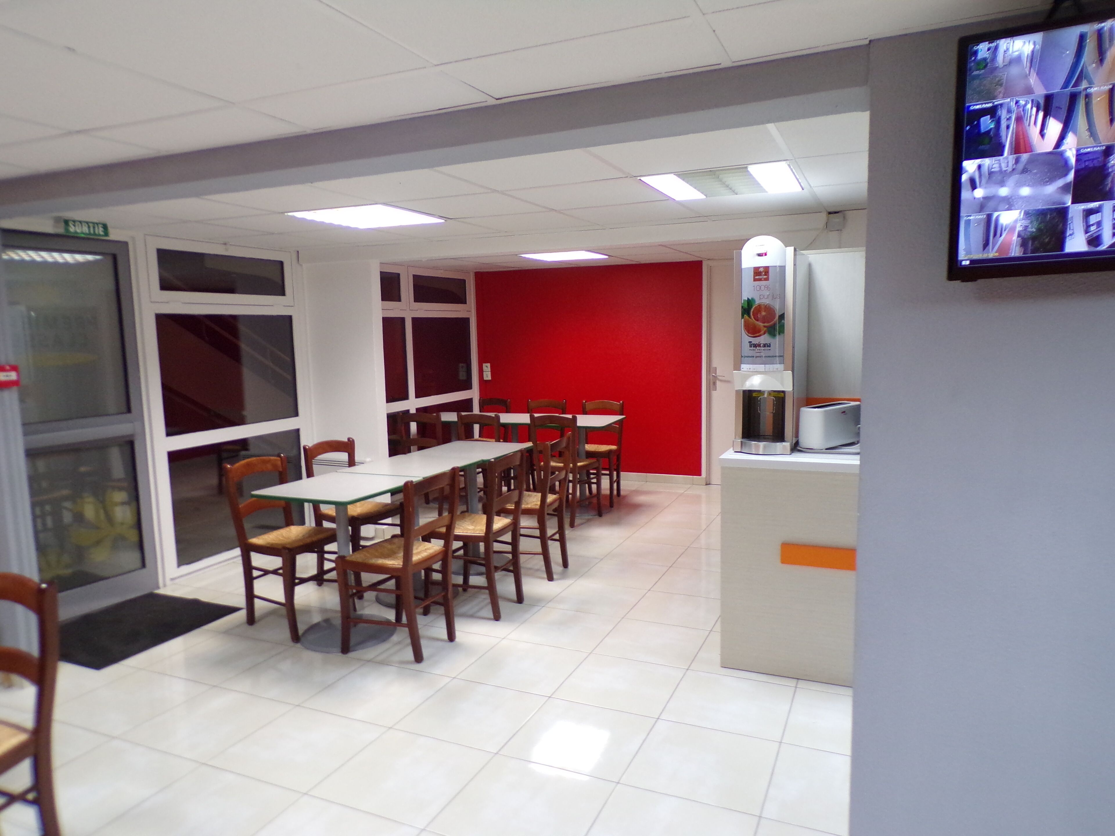 Daily continental breakfast (EUR 6.20 per person)