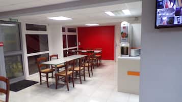 Daily continental breakfast (EUR 6.20 per person)