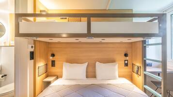 Escritorio, cortinas blackout y tabla de planchar con plancha