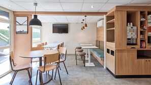 Daily buffet breakfast (EUR 6.90 per person) - Premiere Classe Biarritz (Biarritz)