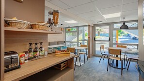 Tägliches Frühstücksbuffet gegen Gebühr
