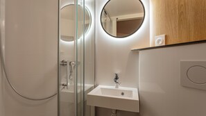 Douche, articles de toilette écologiques, serviettes fournies