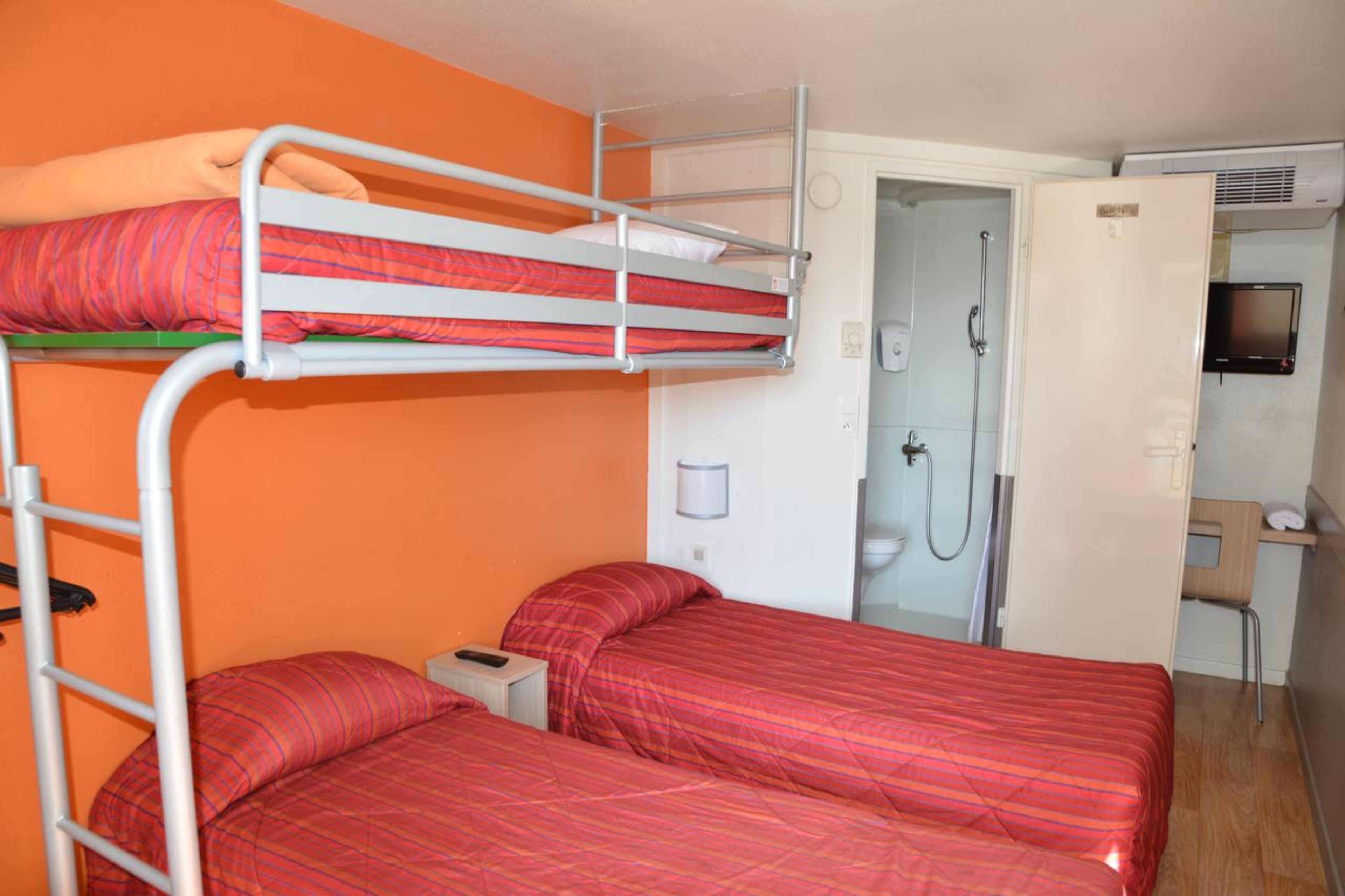 Chambre Standard, 3 lits une place | Bureau, rideaux occultants, fer et planche à repasser