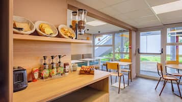 Tägliches Frühstücksbuffet gegen Gebühr